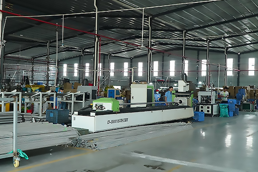 تصویر کارگاه تولید در Zhongshan Yuekon Electrical Appliances Co., Limited که محیط کارخانه و کارگران در خط مونتاژ قوری های قهوه و آبمیوه گیری را برجسته می کند.