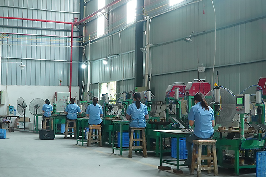 تصویر کارگاه تولید در Zhongshan Yuekon Electrical Appliances Co., Limited که فرآیند تولید و خط مونتاژ کتری های چای ساز و کتری های برقی را به نمایش می گذارد.